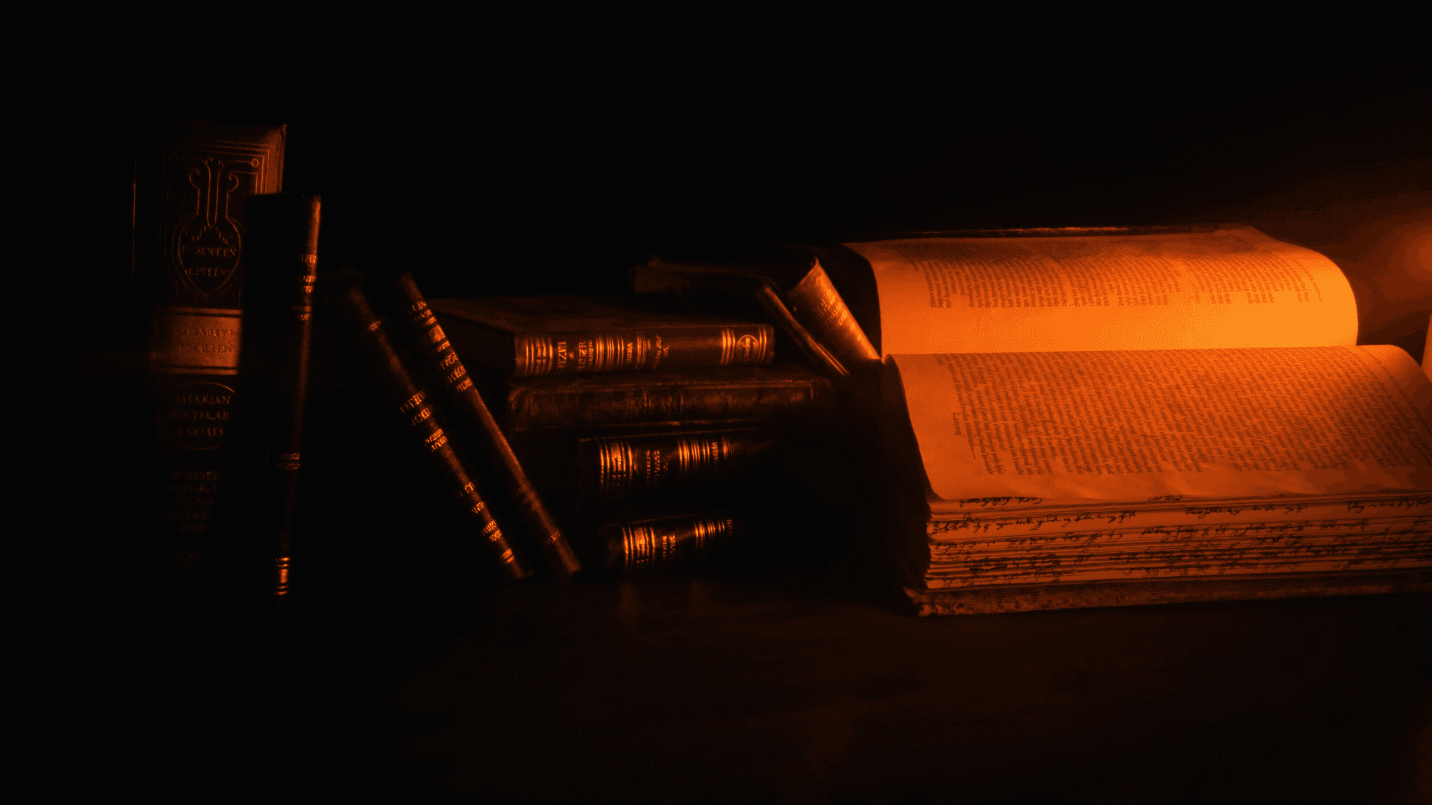 Bíblia e livros sob luz quente