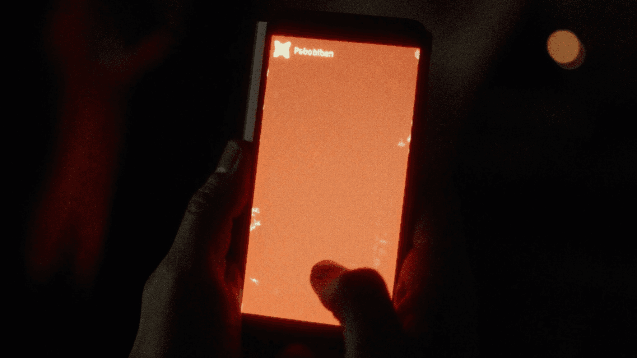 Pessoa usando o app da Comunidade Kairós